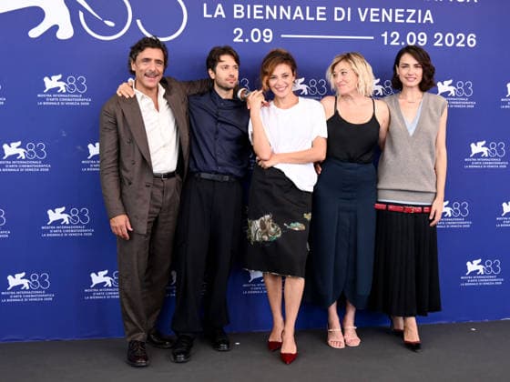 IPA88239809 - Venice, 83rd Venice International Film Festival 2026 - Day 6 - Photocall for *L™estranea* - Pictured: Adriano Giannini, Paolo Strippoli, Jasmine Trinca, Valeria Bruni Tedeschi, Romana Maggiora Vergano  Copyright: xAlbertoxTerenghix xPoolxPhotoxEventsx08x IPA88239809