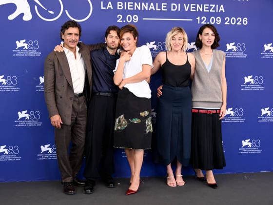 IPA88239810 - Venice, 83rd Venice International Film Festival 2026 - Day 6 - Photocall for *L™estranea* - Pictured: Adriano Giannini, Paolo Strippoli, Jasmine Trinca, Valeria Bruni Tedeschi, Romana Maggiora Vergano  Copyright: xAlbertoxTerenghix xPoolxPhotoxEventsx08x IPA88239810