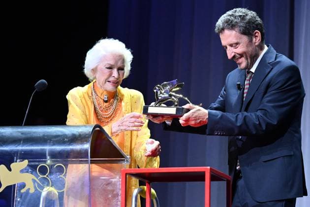 September 7, 2026, Venice, Rome, Italy: Ellen Burstyn receives the Golden Lion for Lifetime Achievement from Pietrangelo Buttafuoco during the Golden Lion for Lifetime Achievement award ceremony at the 83rd Venice Film Festival. Venice, September 7, 2026 Venice Italy  - ZUMAa289 20260907_zia_a289_184 Copyright: xMariaxLauraxAntonellix xAgfx