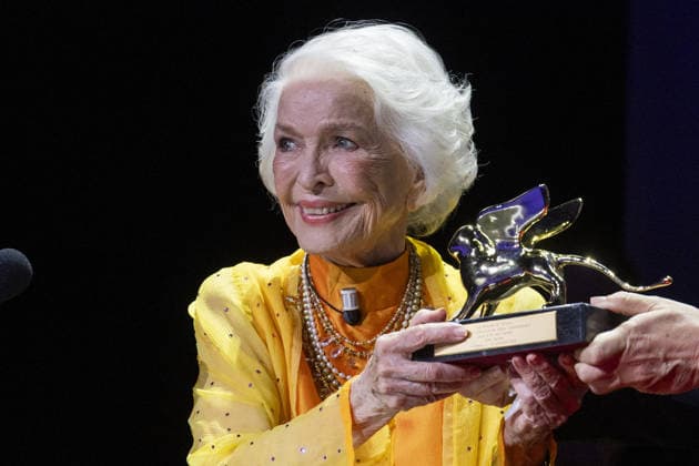 Ellen Burstyn Golden Lion For Lifetime Achievement 2026 Photocall - The 83rd Venice International Film Festival VENICE, ITALY - SEPTEMBER 07: Ellen Burstyn (L) receives from President of the Venice Biennale Foundation Pietrangelo Buttafuoco (R) the Golden Lion For Lifetime Achievement Award to Ellen Burstyn Ceremony during the 83rd Venice International Film Festival at Sala Grande on September 07, 2026 in Venice, Italy. Primo Barol Anadolu Venice Italy. Editorial use only. Please get in touch for any other usage.  Copyright: x2026xAnadoluxPrimoxBarolx