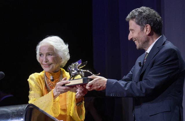 Ellen Burstyn Golden Lion For Lifetime Achievement 2026 Photocall - The 83rd Venice International Film Festival VENICE, ITALY - SEPTEMBER 07: Ellen Burstyn (L) receives from President of the Venice Biennale Foundation Pietrangelo Buttafuoco (R) the Golden Lion For Lifetime Achievement Award to Ellen Burstyn Ceremony during the 83rd Venice International Film Festival at Sala Grande on September 07, 2026 in Venice, Italy. Primo Barol Anadolu Venice Italy. Editorial use only. Please get in touch for any other usage.  Copyright: x2026xAnadoluxPrimoxBarolx