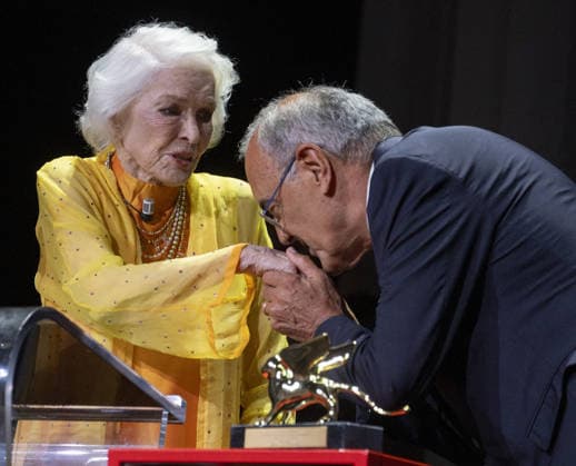 Ellen Burstyn Golden Lion For Lifetime Achievement 2026 Photocall - The 83rd Venice International Film Festival VENICE, ITALY - SEPTEMBER 07: Ellen Burstyn and Festival Director Alberto Barbera attend the Golden Lion For Lifetime Achievement Award to Ellen Burstyn Ceremony during the 83rd Venice International Film Festival at Sala Grande on September 07, 2026 in Venice, Italy. Primo Barol Anadolu Venice Italy. Editorial use only. Please get in touch for any other usage.  Copyright: x2026xAnadoluxPrimoxBarolx