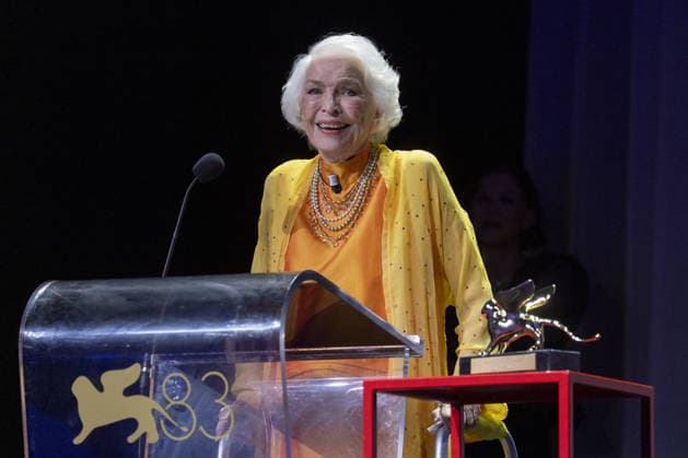 Ellen Burstyn Golden Lion For Lifetime Achievement 2026 Photocall - The 83rd Venice International Film Festival VENICE, ITALY - SEPTEMBER 07: Ellen Burstyn speaks on stage at the Golden Lion For Lifetime Achievement Award to Ellen Burstyn Ceremony during the 83rd Venice International Film Festival at Sala Grande on September 07, 2026 in Venice, Italy. Primo Barol Anadolu Venice Italy. Editorial use only. Please get in touch for any other usage.  Copyright: x2026xAnadoluxPrimoxBarolx