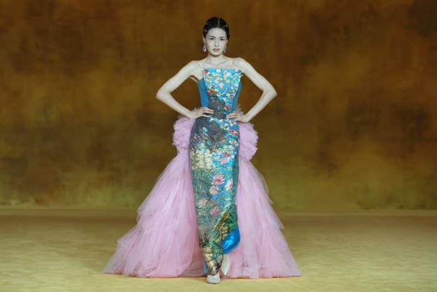 (260907) -- BEIJING, Sept. 7, 2026 -- A model presents a creation as part of the latest Haute Couture collection by Chinese designer Laurence Xu during the opening ceremony of SS2027 Beijing Fashion Week in Beijing, capital of China, Sept. 7, 2026. SS2027 Beijing Fashion Week kicked off on Monday. ) CHINA-BEIJING-SS2027 BEIJING FASHION WEEK-LAURENCE XU (CN) GaoxJing 