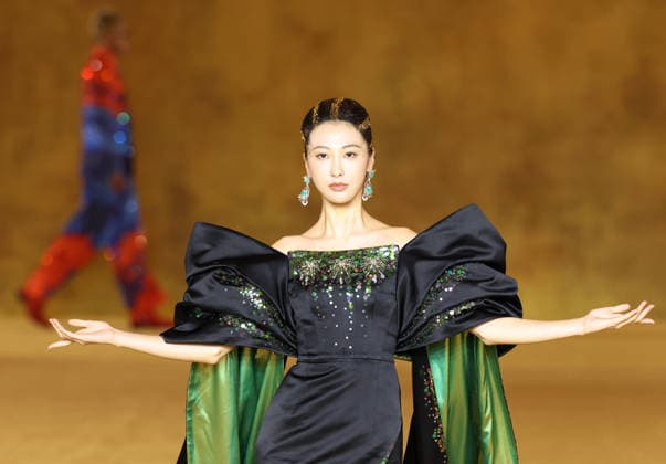 (260907) -- BEIJING, Sept. 7, 2026 -- A model presents a creation as part of the latest Haute Couture collection by Chinese designer Laurence Xu during the opening ceremony of SS2027 Beijing Fashion Week in Beijing, capital of China, Sept. 7, 2026. SS2027 Beijing Fashion Week kicked off on Monday. ) CHINA-BEIJING-SS2027 BEIJING FASHION WEEK-LAURENCE XU (CN) ZhangxChenlin 