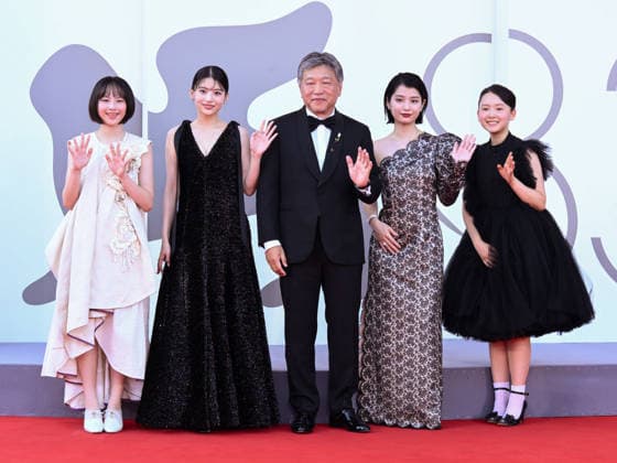 IPA88243251 - Venice, 83rd Venice International Film Festival 2026 - Night 6 - Red Carpet for the film LOOK BACK - Pictured: Furi Nanase, Natsuki Deguchi, Hirokazu Koreeda, Aju Makita, Rokka Okada  Copyright: xAlbertoxTerenghix xPoolxPhotoxEventsx08x IPA88243251