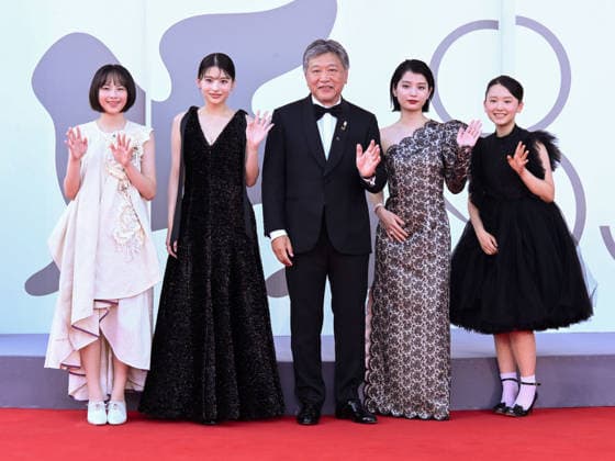 IPA88243249 - Venice, 83rd Venice International Film Festival 2026 - Night 6 - Red Carpet for the film *LOOK BACK* - Pictured: Furi Nanase, Natsuki Deguchi, Hirokazu Koreeda, Aju Makita, Rokka Okada  Copyright: xAlbertoxTerenghix xPoolxPhotoxEventsx08x IPA88243249