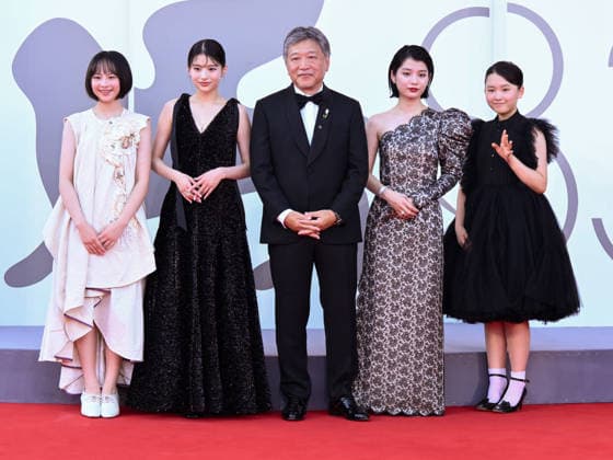 IPA88243253 - Venice, 83rd Venice International Film Festival 2026 - Evening 6 - Red Carpet for the film LOOK BACK - Pictured: Furi Nanase, Natsuki Deguchi, Hirokazu Koreeda, Aju Makita, Rokka Okada  Copyright: xAlbertoxTerenghix xPoolxPhotoxEventsx08x IPA88243253