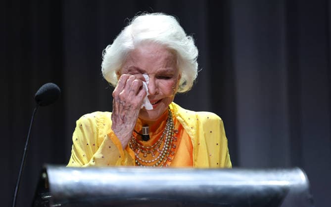 (260907) -- VENICE, Sept. 7, 2026 -- Actress Ellen Burstyn reacts during the awarding ceremony of the Golden Lion for Lifetime Achievement at the 83rd Venice International Film Festival in Venice, Italy, Sept. 7, 2026. ) ITALY-VENICE-FILM FESTIVAL-ELLEN BURSTYN-LIFETIME ACHIEVEMENT WangxKaiyan 
