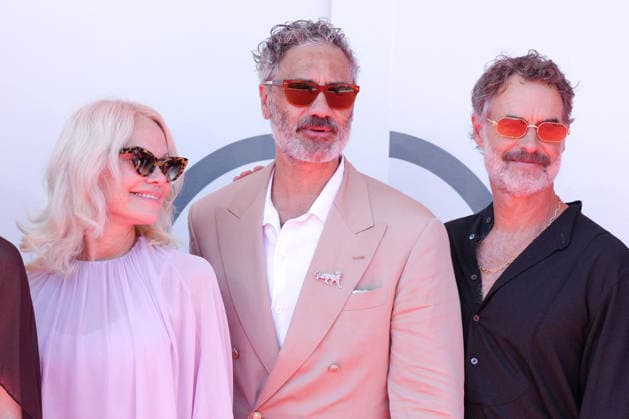 Pamela Anderson, Taika Waititi, and Murray Bartlett attending the presentation of the Golden Lion for Lifetime Achievement Award to Ellen Burstyn during the 83rd Venice International Film Festival at the Sala Grande on September 7, 2026, in Venice, Italy. Lucia Sabatelli, Venice, Italy  Copyright: xLuciaxSabatellix xBestimagexLuciaxSabatellix xBestimagex