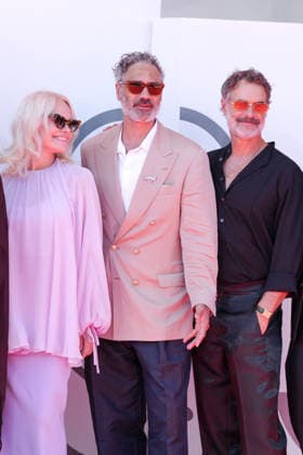Pamela Anderson, Taika Waititi, and Murray Bartlett attending the presentation of the Golden Lion for Lifetime Achievement Award to Ellen Burstyn during the 83rd Venice International Film Festival at the Sala Grande on September 7, 2026, in Venice, Italy. Lucia Sabatelli, Venice, Italy  Copyright: xLuciaxSabatellix xBestimagexLuciaxSabatellix xBestimagex