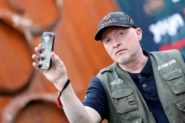 Musician and entrepreneur Joey Kelly on the green carpet at the premiere of the JOYN series *Surviving Amazonas* at the Bootshaus in Cologne, September 7, 2026, North Rhine-Westphalia, Germany Copyright: xChristophxHardtx
