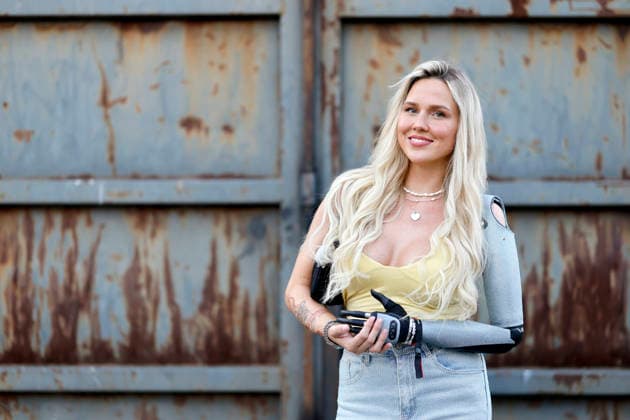 Influencer Gina Rühl, the one-armed princess, on the Green Carpet at the premiere of the JOYN series *Surviving Amazonas* at the Cologne Boat House, Cologne, September 7, 2026, North Rhine-Westphalia, Germany Copyright: xChristophxHardtx