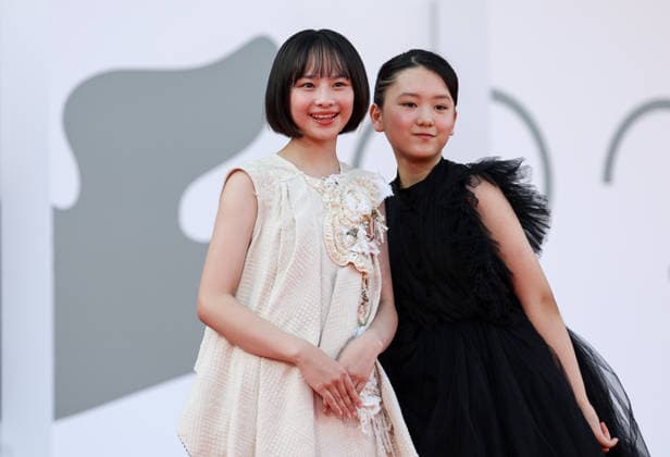 (260907) -- VENICE, Sept. 7, 2026 -- Japanese actress Fuuri Nanase (L) and Rokka Okada of the film Look Back pose at the red carpet before the premiere of the film during the 83rd Venice International Film Festival in Venice, Italy, Sept. 7, 2026. ) ITALY-VENICE-FILM FESTIVAL-LOOK BACK-PREMIERE WangxKaiyan 