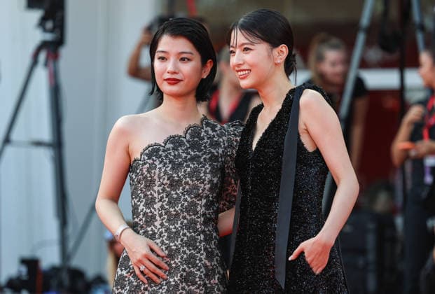 (260907) -- VENICE, Sept. 7, 2026 -- Japanese actress Aju Makita (L) and Natsuki Deguchi of the film Look Back pose at the red carpet before the premiere of the film during the 83rd Venice International Film Festival in Venice, Italy, Sept. 7, 2026. ) ITALY-VENICE-FILM FESTIVAL-LOOK BACK-PREMIERE WangxKaiyan 