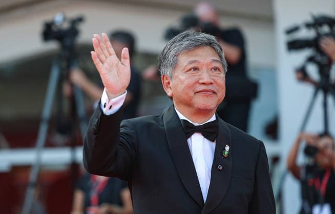 (260907) -- VENICE, Sept. 7, 2026 -- Japanese director Hirokazu Kore-eda of the film Look Back poses at the red carpet before the premiere of the film during the 83rd Venice International Film Festival in Venice, Italy, Sept. 7, 2026. ) ITALY-VENICE-FILM FESTIVAL-LOOK BACK-PREMIERE WangxKaiyan 