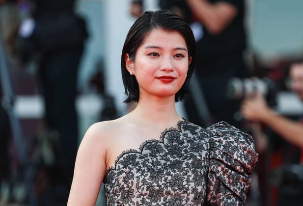 (260907) -- VENICE, Sept. 7, 2026 -- Japanese actress Aju Makita of the film Look Back poses at the red carpet before the premiere of the film during the 83rd Venice International Film Festival in Venice, Italy, Sept. 7, 2026. ) ITALY-VENICE-FILM FESTIVAL-LOOK BACK-PREMIERE WangxKaiyan 