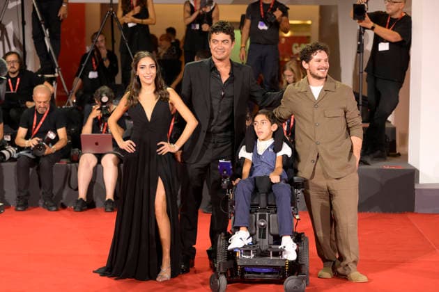 I Figli della scimmia red carpet in Venice Lido - 07 Sep 2026 Riccardo Scamarcio (l), Andrea Aggio (c) and Tommaso Landucci (r) attend the red carpet of movie I Figli della scimmia during the 83rd Venice Film Festival at Palazzo del Cinema. Venice Lido Italy Copyright: xMarioxCartellix xSOPAxImagesx _DSC1249