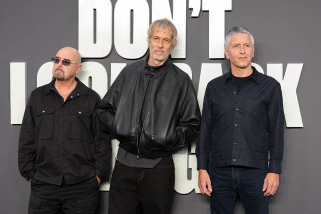 Paul Arthurs (Bonehead), Andy Bell and Gem Archer attends Oasis: Don t Look Back in Anger UK Premiere at Cineworld Leicester Square in London, England. UK. Monday 7th September 2026. Copyright: xJamesxWarrenx DTQYYR~4