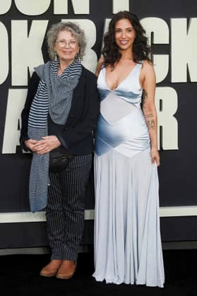 Jill Furmanovsky with her daughter Leah Furmanovsky at the premiere of the documentary *Oasis: Don t Look Back in Anger* at Cineworld Leicester Square in London, September 7, 2026 Foto:xJ.xEdwardsx xFuturexImagex oasis_london_6819