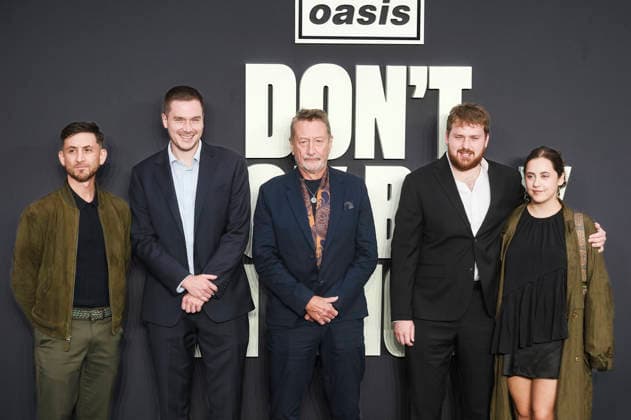 Steven Knight with his companion at the premiere of the documentary *Oasis: Don t Look Back in Anger* at Cineworld Leicester Square in London, September 7, 2026 Foto:xJ.xEdwardsx xFuturexImagex oasis_london_6830