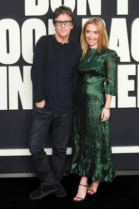 Johnny Marr with his wife Angie Marr at the premiere of the documentary *Oasis: Don t Look Back in Anger* at Cineworld Leicester Square in London, September 7, 2026 Foto:xJ.xEdwardsx xFuturexImagex oasis_london_6833