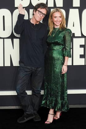 Johnny Marr with his wife Angie Marr at the premiere of the documentary *Oasis: Don t Look Back in Anger* at Cineworld Leicester Square in London, September 7, 2026 Foto:xJ.xEdwardsx xFuturexImagex oasis_london_6834