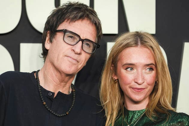 Johnny Marr with his wife Angie Marr at the premiere of the documentary *Oasis: Don t Look Back in Anger* at Cineworld Leicester Square in London, September 7, 2026 Foto:xJ.xEdwardsx xFuturexImagex oasis_london_6837