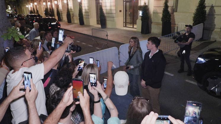 Celine Dion Steals the Show for The Crowd of Fans Gathered Outside Her Hotel - Paris Videograbs - Canadian singer Celine Dion greets, sings, and poses for selfies with hundreds of fans gathered every evening outside her hotel ahead of her 16-date historic residency at Paris La Défense Arena. Paris, France, September 8, 2026. Videograbs by CLPRESS ABACAPRESS.COM Paris Ile-de-France France  Copyright: xCLPRESS ABACAx