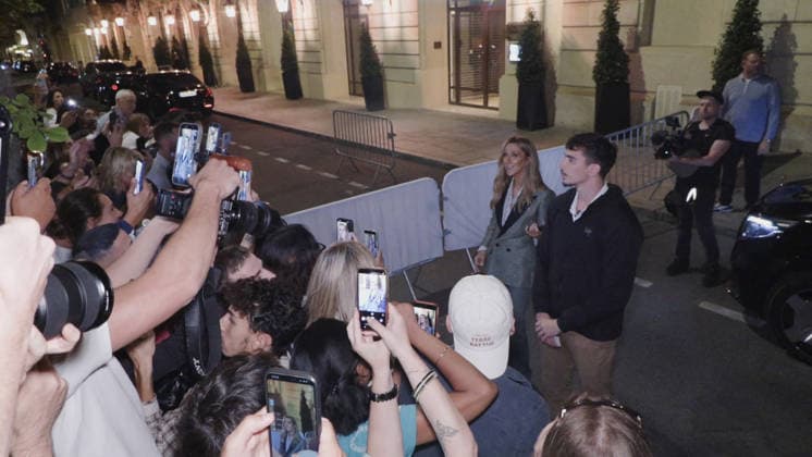 Celine Dion Steals the Show for The Crowd of Fans Gathered Outside Her Hotel - Paris Videograbs - Canadian singer Celine Dion greets, sings, and poses for selfies with hundreds of fans gathered every evening outside her hotel ahead of her 16-date historic residency at Paris La Défense Arena. Paris, France, September 8, 2026. Videograbs by CLPRESS ABACAPRESS.COM Paris Ile-de-France France  Copyright: xCLPRESS ABACAx