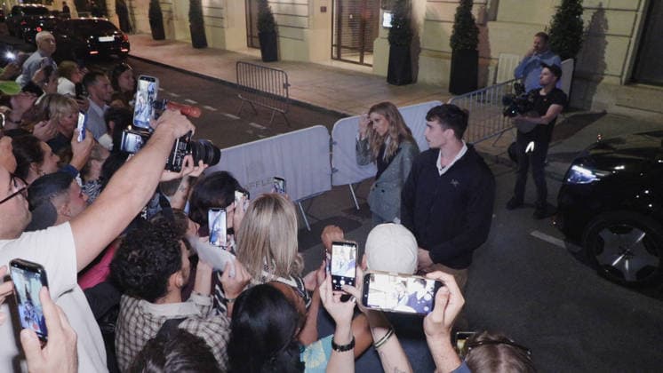 Celine Dion Steals the Show for The Crowd of Fans Gathered Outside Her Hotel - Paris Videograbs - Canadian singer Celine Dion greets, sings, and poses for selfies with hundreds of fans gathered every evening outside her hotel ahead of her 16-date historic residency at Paris La Défense Arena. Paris, France, September 8, 2026. Videograbs by CLPRESS ABACAPRESS.COM Paris Ile-de-France France  Copyright: xCLPRESS ABACAx