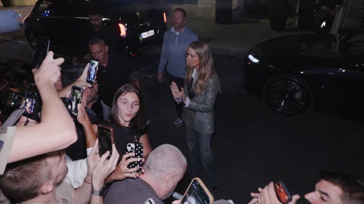 Celine Dion Steals the Show for The Crowd of Fans Gathered Outside Her Hotel - Paris Videograbs - Canadian singer Celine Dion greets, sings, and poses for selfies with hundreds of fans gathered every evening outside her hotel ahead of her 16-date historic residency at Paris La Défense Arena. Paris, France, September 8, 2026. Videograbs by CLPRESS ABACAPRESS.COM Paris Ile-de-France France  Copyright: xCLPRESS ABACAx