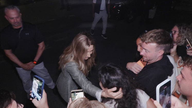 Celine Dion Steals the Show for The Crowd of Fans Gathered Outside Her Hotel - Paris Videograbs - Canadian singer Celine Dion greets, sings, and poses for selfies with hundreds of fans gathered every evening outside her hotel ahead of her 16-date historic residency at Paris La Défense Arena. Paris, France, September 8, 2026. Videograbs by CLPRESS ABACAPRESS.COM Paris Ile-de-France France  Copyright: xCLPRESS ABACAx