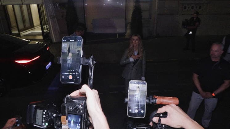 Celine Dion Steals the Show for The Crowd of Fans Gathered Outside Her Hotel - Paris Videograbs - Canadian singer Celine Dion greets, sings, and poses for selfies with hundreds of fans gathered every evening outside her hotel ahead of her 16-date historic residency at Paris La Défense Arena. Paris, France, September 8, 2026. Videograbs by CLPRESS ABACAPRESS.COM Paris Ile-de-France France  Copyright: xCLPRESS ABACAx