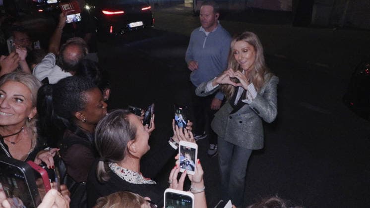 Celine Dion Steals the Show for The Crowd of Fans Gathered Outside Her Hotel - Paris Videograbs - Canadian singer Celine Dion greets, sings, and poses for selfies with hundreds of fans gathered every evening outside her hotel ahead of her 16-date historic residency at Paris La Défense Arena. Paris, France, September 8, 2026. Videograbs by CLPRESS ABACAPRESS.COM Paris Ile-de-France France  Copyright: xCLPRESS ABACAx