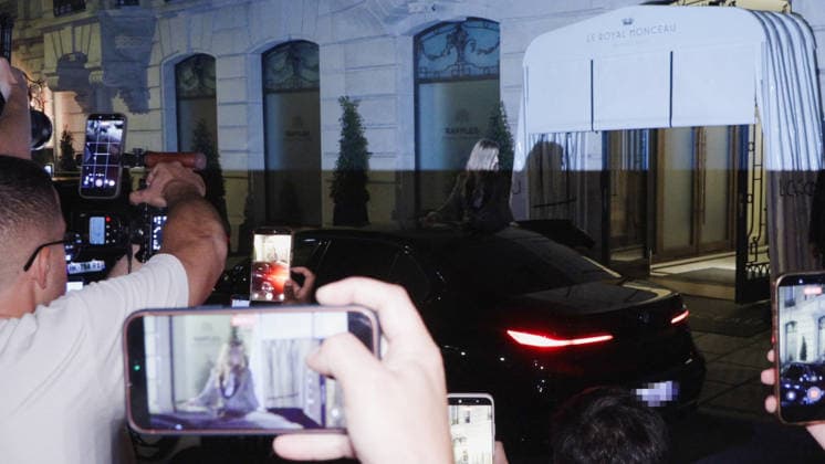 Celine Dion Steals the Show for The Crowd of Fans Gathered Outside Her Hotel - Paris Videograbs - Canadian singer Celine Dion greets, sings, and poses for selfies with hundreds of fans gathered every evening outside her hotel ahead of her 16-date historic residency at Paris La Défense Arena. Paris, France, September 8, 2026. Videograbs by CLPRESS ABACAPRESS.COM Paris Ile-de-France France  Copyright: xCLPRESS ABACAx