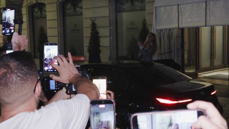 Celine Dion Steals the Show for The Crowd of Fans Gathered Outside Her Hotel - Paris Videograbs - Canadian singer Celine Dion greets, sings, and poses for selfies with hundreds of fans gathered every evening outside her hotel ahead of her 16-date historic residency at Paris La Défense Arena. Paris, France, September 8, 2026. Videograbs by CLPRESS ABACAPRESS.COM Paris Ile-de-France France  Copyright: xCLPRESS ABACAx