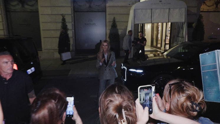 Celine Dion Steals the Show for The Crowd of Fans Gathered Outside Her Hotel - Paris Videograbs - Canadian singer Celine Dion greets, sings, and poses for selfies with hundreds of fans gathered every evening outside her hotel ahead of her 16-date historic residency at Paris La Défense Arena. Paris, France, September 8, 2026. Videograbs by CLPRESS ABACAPRESS.COM Paris Ile-de-France France  Copyright: xCLPRESS ABACAx