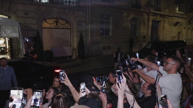 Celine Dion Steals the Show for The Crowd of Fans Gathered Outside Her Hotel - Paris Videograbs - Canadian singer Celine Dion greets, sings, and poses for selfies with hundreds of fans gathered every evening outside her hotel ahead of her 16-date historic residency at Paris La Défense Arena. Paris, France, September 8, 2026. Videograbs by CLPRESS ABACAPRESS.COM Paris Ile-de-France France  Copyright: xCLPRESS ABACAx