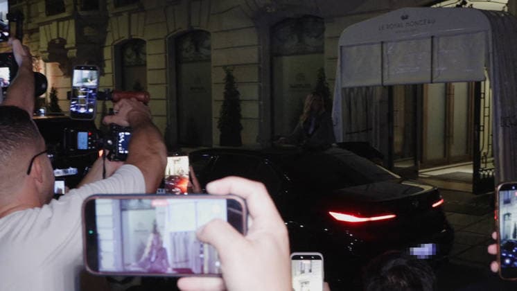 Celine Dion Steals the Show for The Crowd of Fans Gathered Outside Her Hotel - Paris Videograbs - Canadian singer Celine Dion greets, sings, and poses for selfies with hundreds of fans gathered every evening outside her hotel ahead of her 16-date historic residency at Paris La Défense Arena. Paris, France, September 8, 2026. Videograbs by CLPRESS ABACAPRESS.COM Paris Ile-de-France France  Copyright: xCLPRESS ABACAx