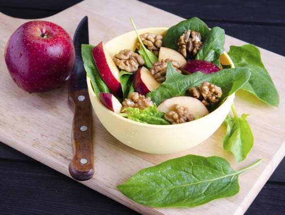 Der Spinatsalat mit Nüssen und Äpfeln wird auf dem Tisch serviert The spinach salad with nuts and apples is served on the table Copyright: imageBROKER ElnurxAmikishiyev ibxiqx18399971.jpg ,model released, Symbolfoto ,property released