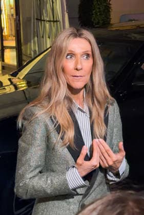 Céline Dion, returning from an intense rehearsal session, takes the time to greet her fans in front of the Royal Monceau hotel in Paris on September 7, 2026. Lea Vieillot, Bestimage. Céline Dion, back from an intense rehearsal session, takes the time to greet her fans in front of the Royal Monceau hotel in Paris on September 7, 2026 Paris, France  Copyright: xLÃ axVieillot BestimagexLÃ axVieillot Bestimagex