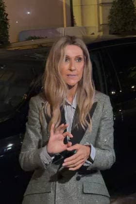 Céline Dion, returning from an intense rehearsal session, takes the time to greet her fans in front of the Royal Monceau Hotel in Paris on September 7, 2026. Lea Vieillot, Bestimage. Céline Dion, back from an intense rehearsal session, takes the time to greet her fans in front of the Royal Monceau hotel in Paris on September 7, 2026, Paris, France  Copyright: xLÃ axVieillot BestimagexLÃ axVieillot Bestimagex