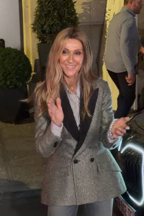 Céline Dion, returning from an intense rehearsal session, takes the time to greet her fans in front of the Royal Monceau Hotel in Paris on September 7, 2026. Lea Vieillot, Bestimage. Céline Dion, back from an intense rehearsal session, takes the time to greet her fans in front of the Royal Monceau hotel in Paris on September 7, 2026, Paris, France  Copyright: xLÃ axVieillot BestimagexLÃ axVieillot Bestimagex
