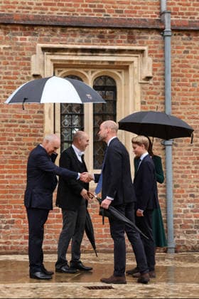 . 08 09 2026. Eton, United Kingdom. Prince William and Kate Middleton, the Prince and Princess of Wales, are met by headmaster Simon Henderson and provost Nicholas Coleridge, as they arrive with their son Prince George, as he starts his first day at Eton College, United Kingdom.  xPoolx xi-Imagesx IIM-26992-0011