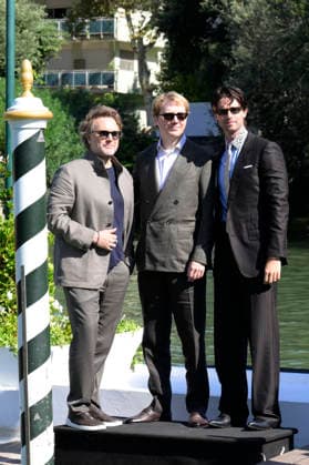 Florian Zeller, Paul Dano, and Patrick Schwarzenegger arriving at the pier of the Hotel Excelsior at the 2026 Venice Biennale, 83rd Venice International Film Festival, Venice, September 8, 2026 Foto:xA.xM.xTinghinox xFuturexImagex bunker_6529