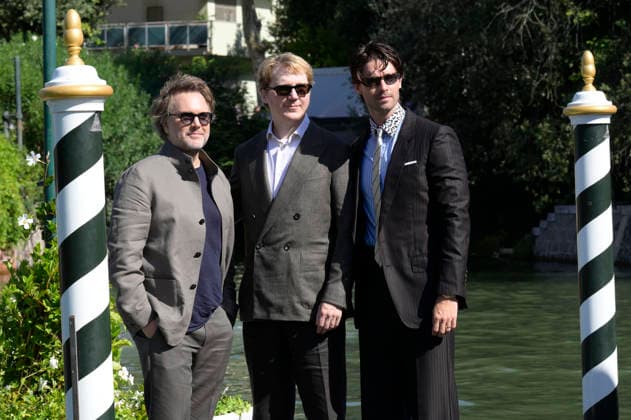 Florian Zeller, Paul Dano, and Patrick Schwarzenegger arriving at the pier of the Hotel Excelsior at the 2026 Venice Biennale, 83rd Venice International Film Festival, Venice, September 8, 2026 Foto:xA.xM.xTinghinox xFuturexImagex bunker_6531