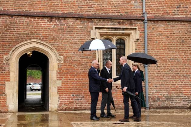 Britain s Prince William, Prince of Wales (2nd R), Britain s Catherine, Princess of Wales (behind R) and their 13-year-old son, Britain s Prince George of Wales (R), are met by headmaster Simon Henderson (2nd L) and provost Nicholas Coleridge (L) as Princ Britain s Prince William, Prince of Wales (2nd R), Britain s Catherine, Princess of Wales (behind R) and their 13-year-old son, Britain s Prince George of Wales (R), are met by headmaster Simon Henderson (2nd L) and provost Nicholas Coleridge (L) as Prince George arrives for his first day at Eton College, in Eton, west of London, on September 8, 2026., Credit:Avalon.red PA ROTA - B68 Avalon United Kingdom, Berkshire, Eton Copyright: xAvalon.redx xPAxROTAx-xB68x xAvalonx 1132435650