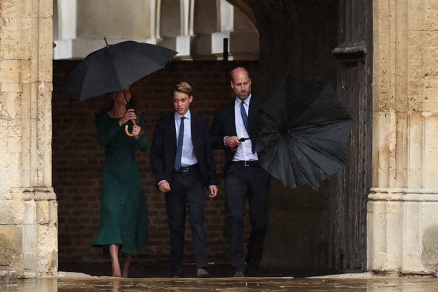 Britain s Prince William, Prince of Wales (R), struggles to close his umbrella as he and Britain s Catherine, Princess of Wales (L) walk with their 13-year-old son, Britain s Prince George of Wales (C), as he arrives for his first day at Eton College, in Britain s Prince William, Prince of Wales (R), struggles to close his umbrella as he and Britain s Catherine, Princess of Wales (L) walk with their 13-year-old son, Britain s Prince George of Wales (C), as he arrives for his first day at Eton College, in Eton, west of London, on September 8, 2026., Credit:Avalon.red PA ROTA - B68 Avalon United Kingdom, Berkshire, Eton Copyright: xAvalon.redx xPAxROTAx-xB68x xAvalonx 1132436413