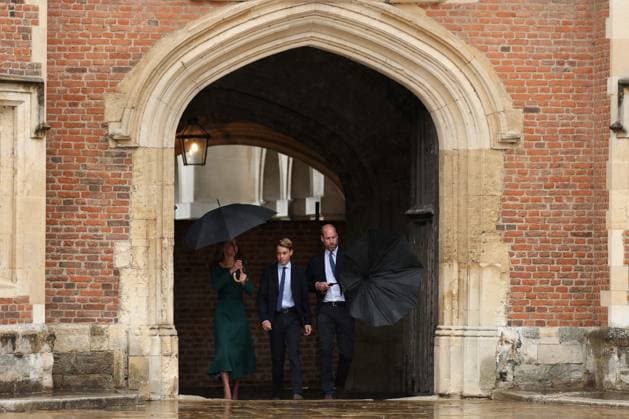 Britain s Prince William, Prince of Wales (R), struggles to close his umbrella as he and Britain s Catherine, Princess of Wales (L) walk with their 13-year-old son, Britain s Prince George of Wales (C), as he arrives for his first day at Eton College, in Britain s Prince William, Prince of Wales (R), struggles to close his umbrella as he and Britain s Catherine, Princess of Wales (L) walk with their 13-year-old son, Britain s Prince George of Wales (C), as he arrives for his first day at Eton College, in Eton, west of London, on September 8, 2026., Credit:Avalon.red PA ROTA - B68 Avalon United Kingdom, Berkshire, Eton Copyright: xAvalon.redx xPAxROTAx-xB68x xAvalonx 1132436783